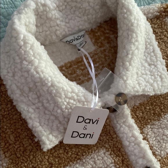 DAVI & DANI Tan and White Teddy Jacket with Plush Texture - Picture 2 of 5